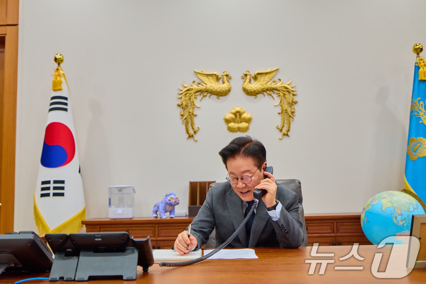 이재명 대통령이 지난 20일 서울 청와대에서 타밈 빈 하마드 알 싸니 카타르 국왕과 전화 통화를 하고 있다. (청와대 제공. 재판매 및 DB 금지) 2026.1.20/뉴스1 ⓒ News1 허경 기자