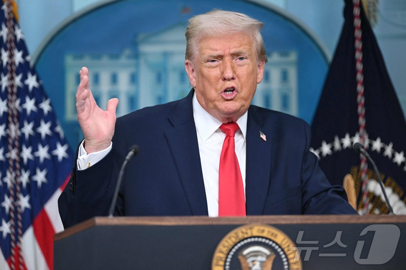 도널드 트럼프 미국 대통령이 20일(현지시간) 두 번째 대통령 임기 1주년을 맞아 워싱턴DC 백악관에서 열린 브리핑에서 자신의 성과에 대해 설명하고 있다. 2026.01.20. ⓒ AFP=뉴스1 ⓒ News1 류정민 특파원