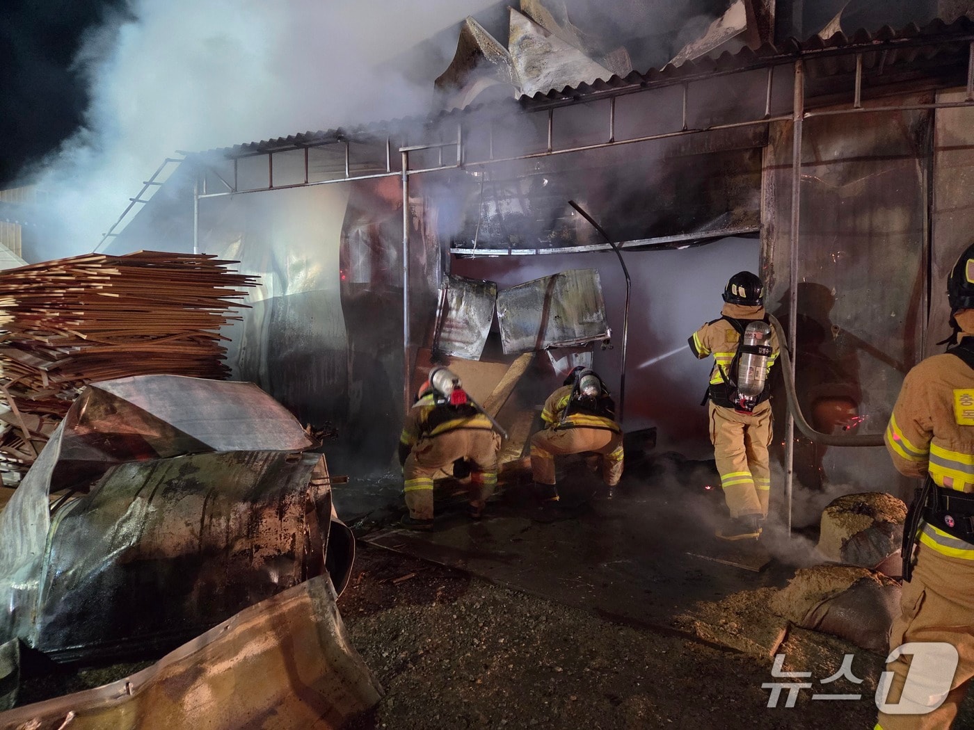천안 동남구 수신면 목공소 화재 현장. (천안동남소방서 제공, 재판매 및 DB금지) / 뉴스1 