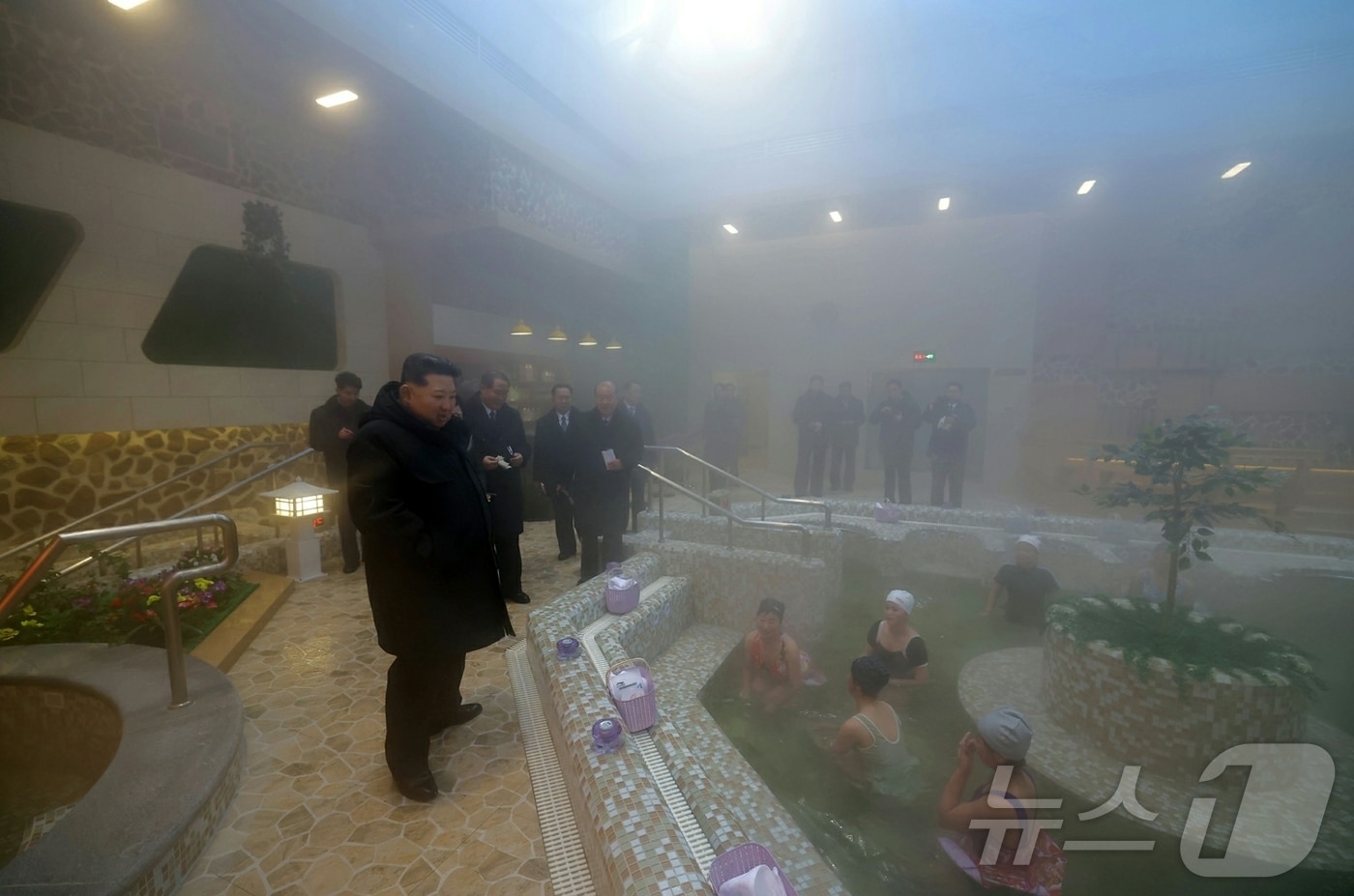 (평양 노동신문=뉴스1) = 북한 노동당 기관지 노동신문은 21일 "온포근로자휴양소 준공식이 1월 20일 성대히 진행되였다"라며 "김정은동지께서 준공식에 참석하시었다"라고 보도했다. [국내에서만 사용가능. 재배포 금지. DB 금지. For Use Only in the Republic of Korea. Redistribution Prohibited] rodongphoto@news1.kr