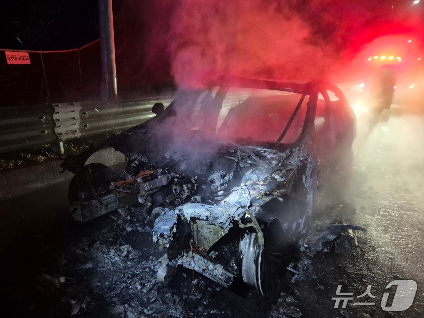 부여 서천공주고속도로 차량 화재 현장. (부여소방서 제공, 재판매 및 DB금지) / 뉴스1  