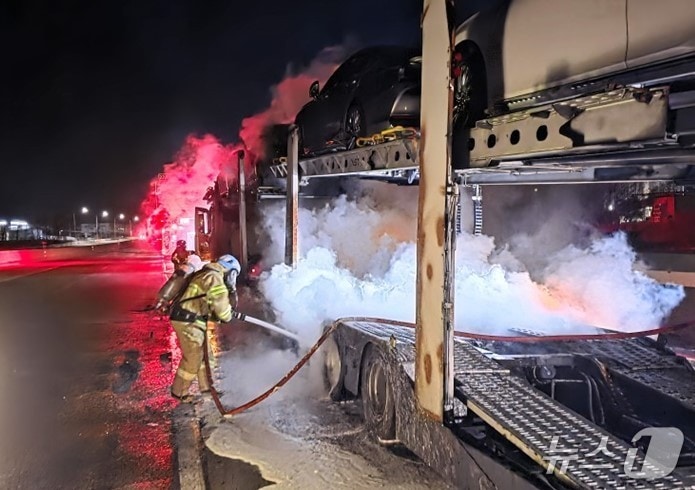 21일 오전 1시 23분쯤 경북 김천시 아포읍 국사리 경부고속도로 부산 방면 김천 분기점 인근 갓길에서 탁송차량 트레일러에서 불이 나 출동한 소방관이 진화작업을 하고 있다.(경북소방 제공. 재판매 및 DB금지)/뉴스1