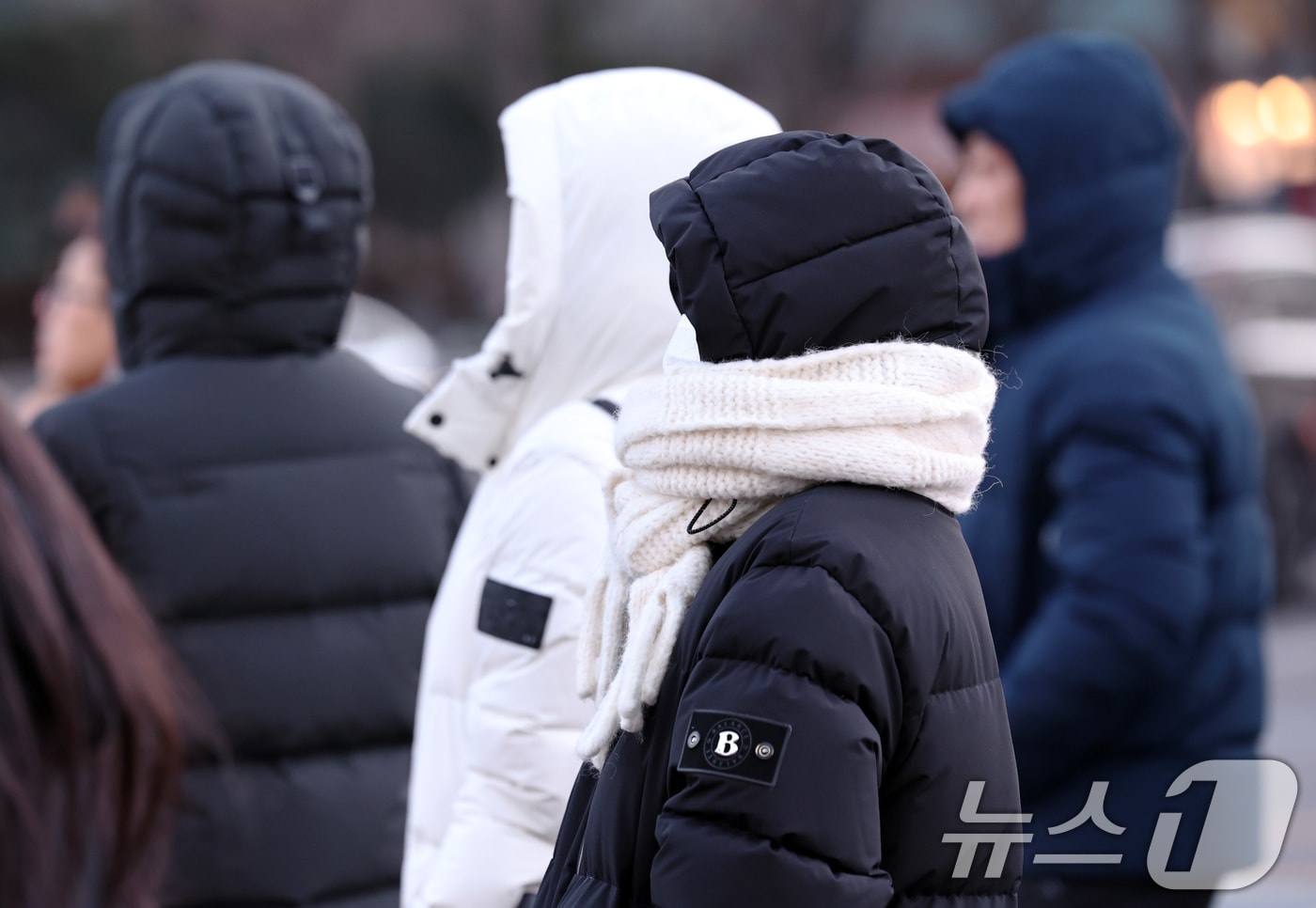 서울 전역에 한파주의보가 내려진 21일 오전 서울 세종대로 광화문역 네거리에서 두꺼운 옷을 입은 시민들이 발걸음을 옮기고 있다. 2026.1.21/뉴스1 ⓒ News1 구윤성 기자