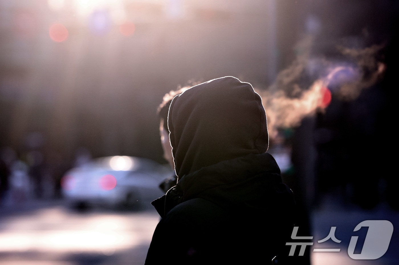 서울 전역에 한파주의보가 내려진 21일 오전 서울 세종대로 광화문역 네거리에서 시민들이 입김을 내뿜으며 발걸음을 옮기고 있다. 2026.1.21/뉴스1 ⓒ News1 구윤성 기자