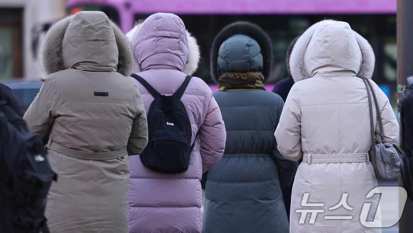서울 세종대로 광화문역 네거리에서 두꺼운 옷을 입은 시민들이 발걸음을 옮기고 있다. 2026.1.21/뉴스1 ⓒ News1 구윤성 기자