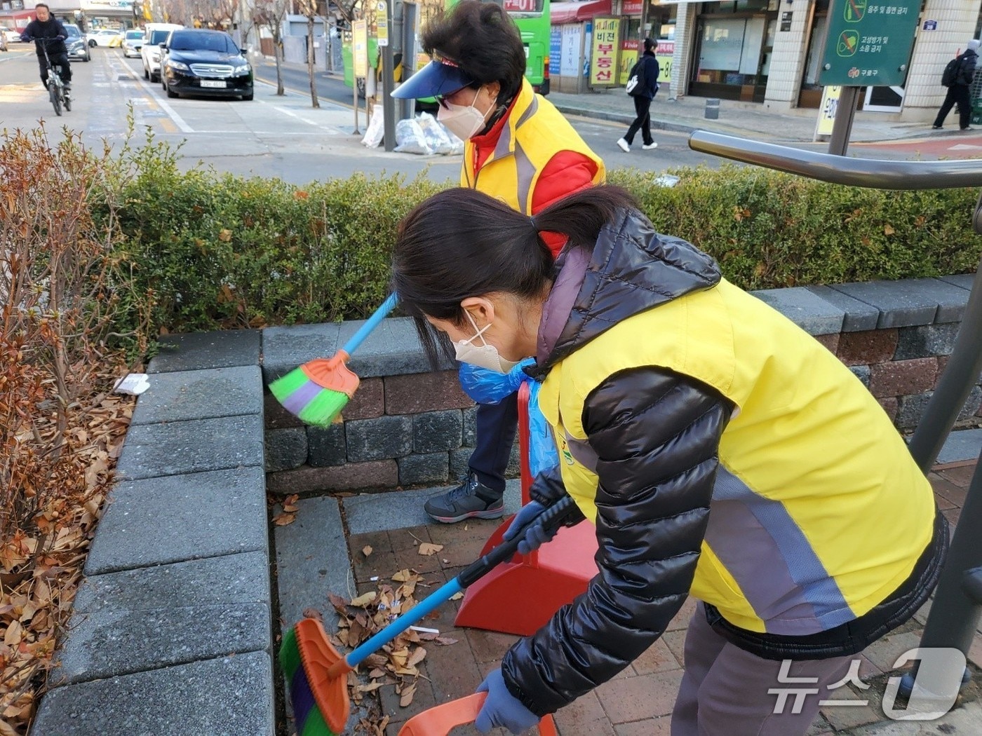 환경순찰 스마트모니터요원들이 취약지점들을 순찰하며 청소를 하고 있다.(구로구 제공)