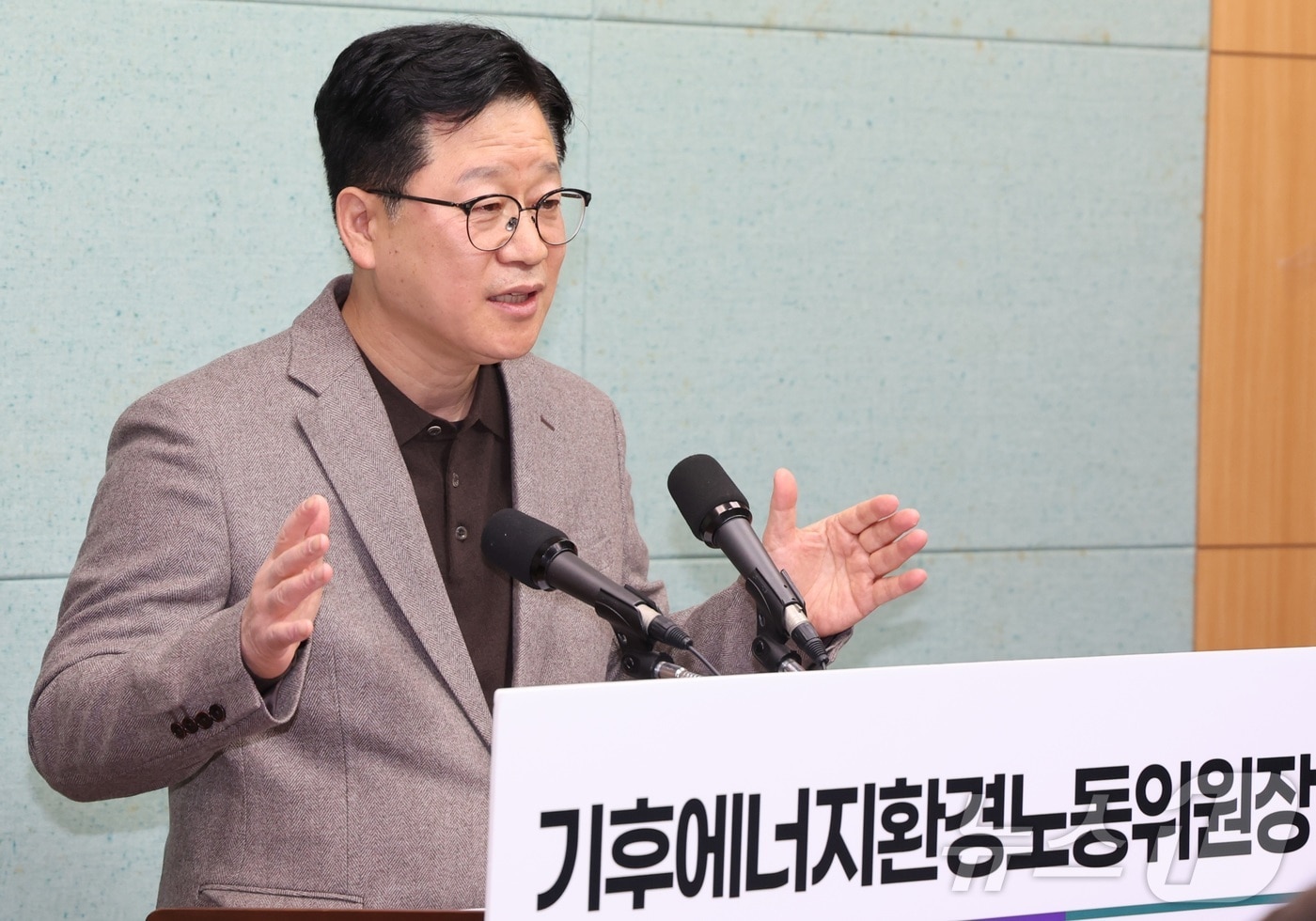 안호영 더불어민주당 국회의원이 21일 전북 전주시 전북특별자치도의회에서 공공의대-AI의료 관련 기자회견을 하고 있다. ⓒ News1 유경석 기자