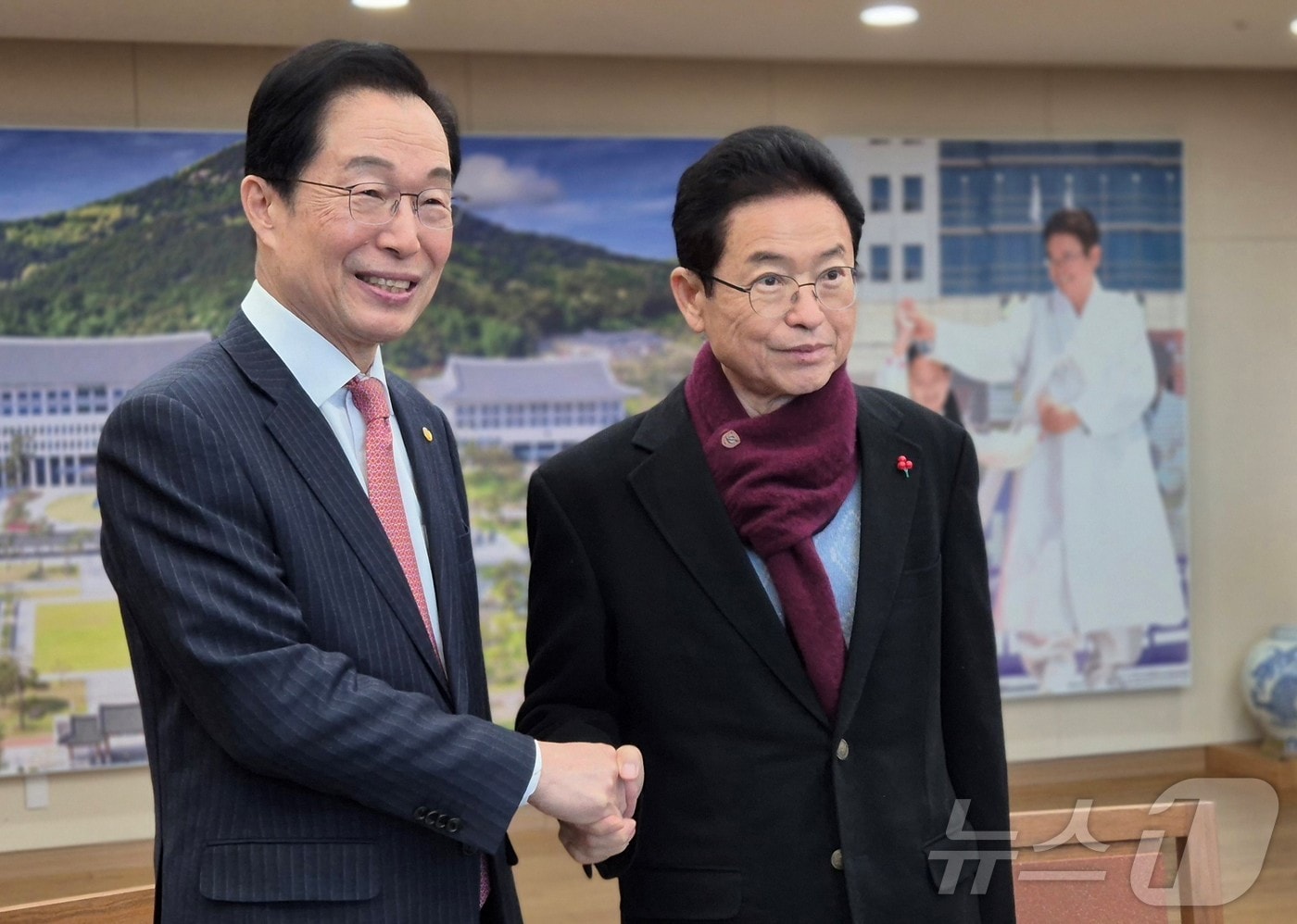 이 지사는 21일 오전 9시 30분 경북도청 본관에서 임종식 경북교육감과 만나, 대구·경북 행정통합과 관련한 교육 분야 주요 현안을 집중 논의했다. /뉴스1