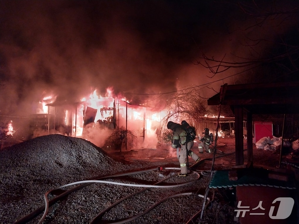 21일 오전 0시 48분쯤 김해시 대동면 주동리의 한 농막에서 불이 나 소방관들이 진화에 나서고 있다.(경남소방본부 제공. 재판매 및 DB금지)
