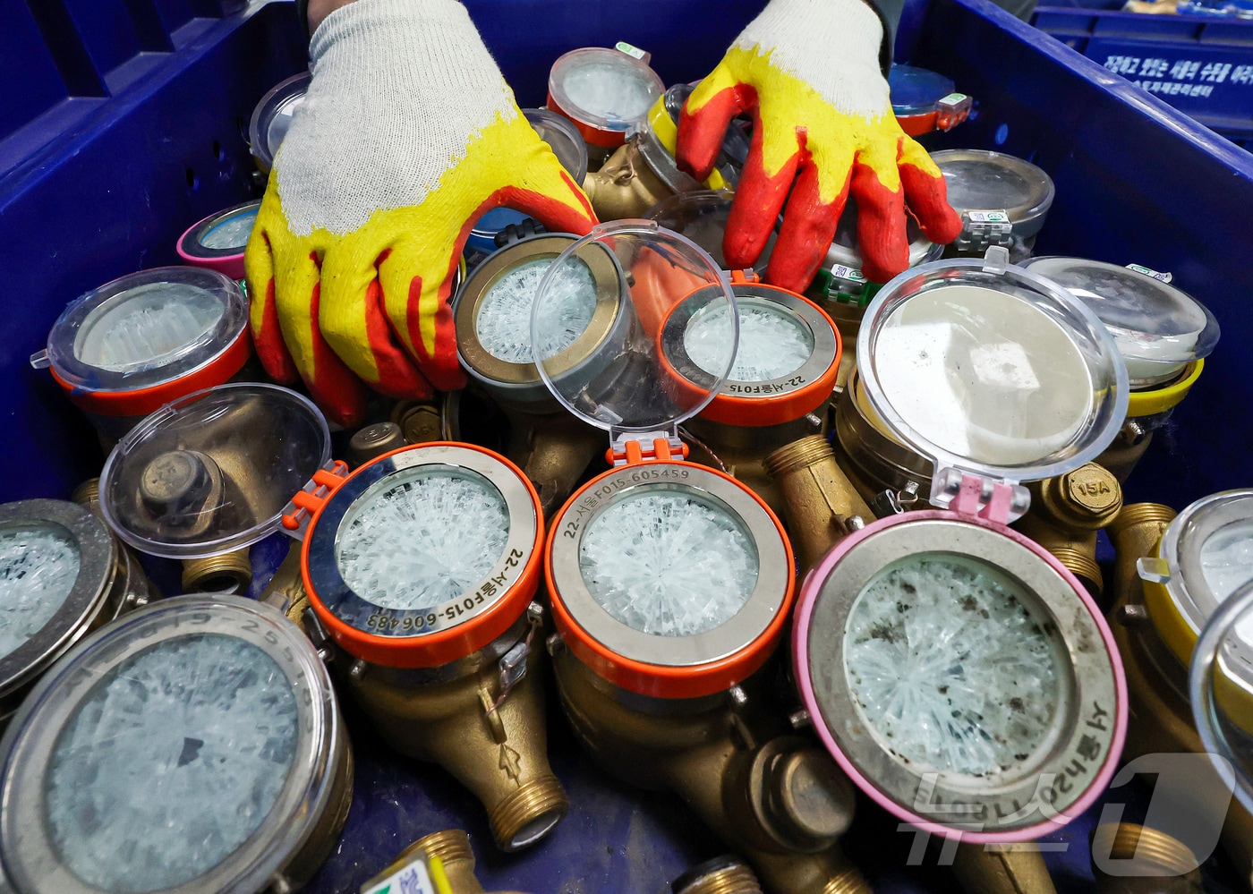 서울 전역에 한파주의보가 내려진 21일 서울 강북구 서울북부수도사업소에서 수도계량기 교체반 직원이 동파된 수도계량기를 정리하고 있다. 2026.1.21 ⓒ 뉴스1 김진환 기자