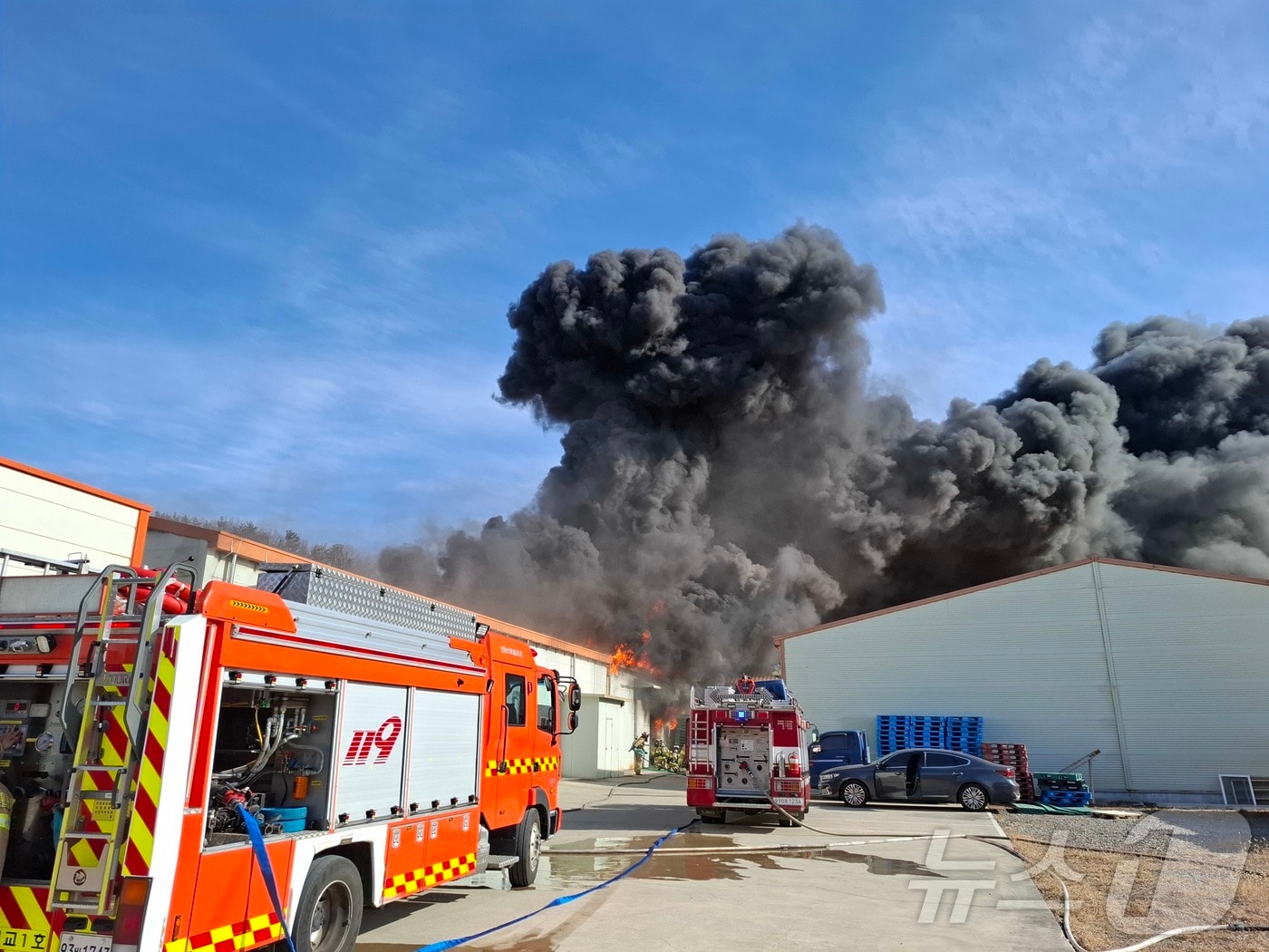 20일 오후 1시 34분쯤 전남 고흥군 동강면 한 수산물 가공공장에서 화재가 발생해 소방당국이 진화하고 있다. (전남소방본부 제공. 재판매 및 DB금지) ⓒ News1