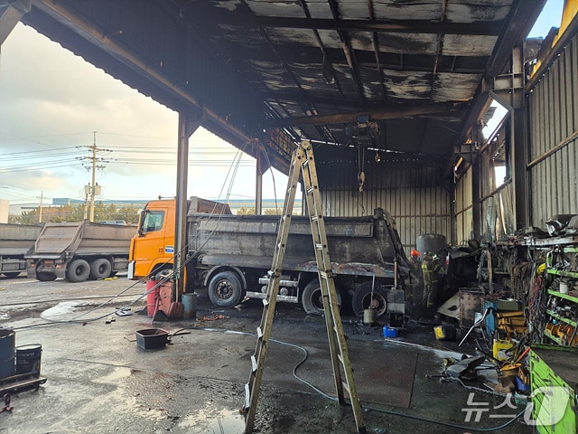 당진 송악읍 공업사 화재 현장. (당진소방서 제공, 재판매 및 DB금지) / 뉴스1