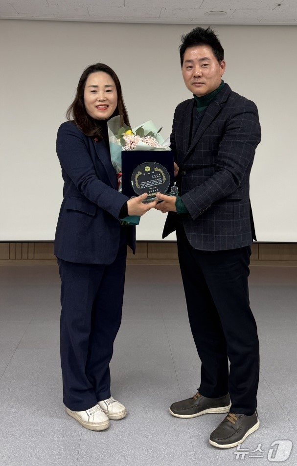 최현아 순천시의원이 지난 20일 신대운영회로부터 감사패를 수여받고 있다. (본인 제공. 재판매 및 DB금지)