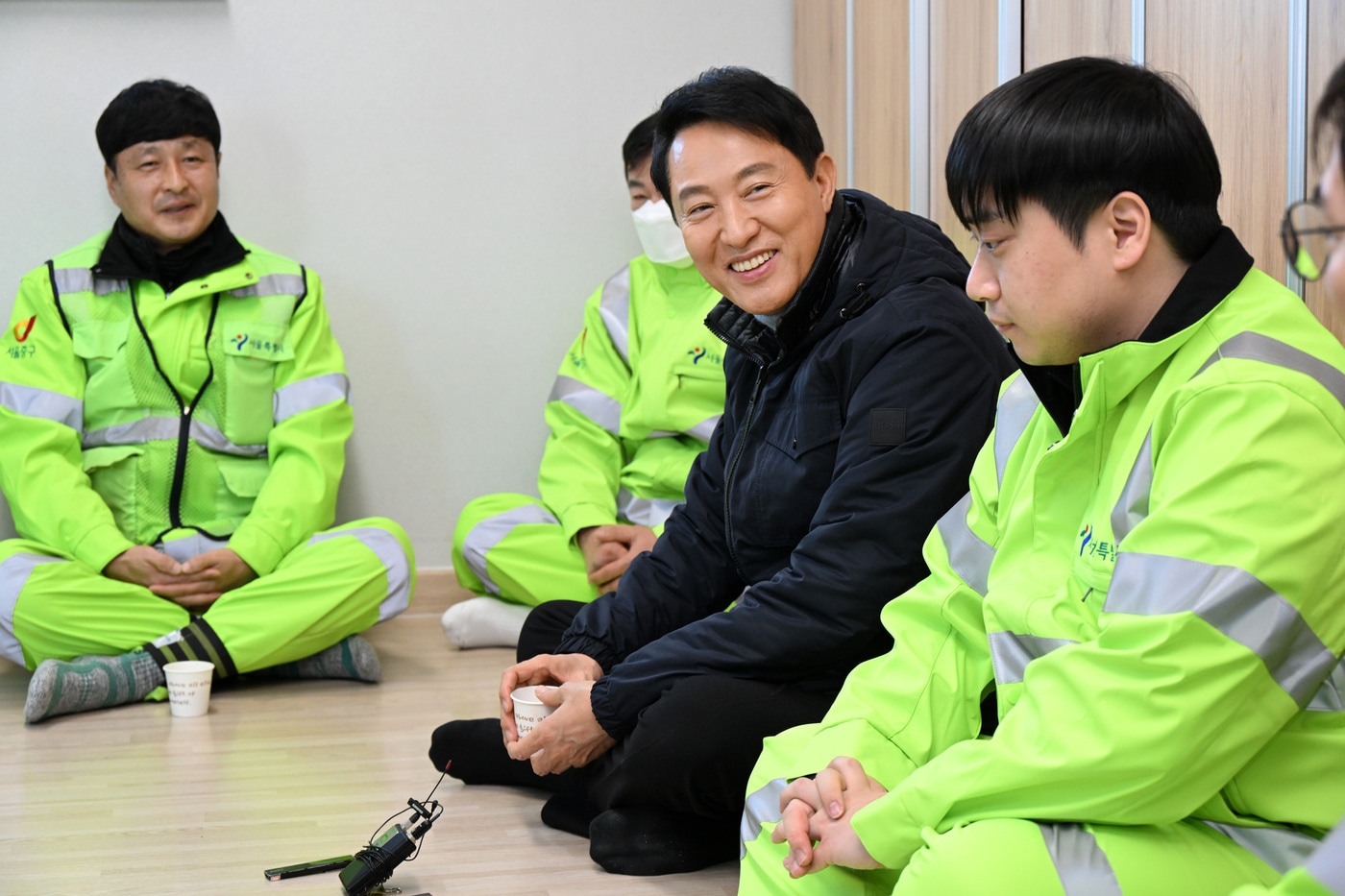 오세훈 서울시장이 21일 오전 중구 '고운자리'를 찾아 환경공무관들의 한파현장 작업 여건을 청취하고 있다.(서울시 제공)