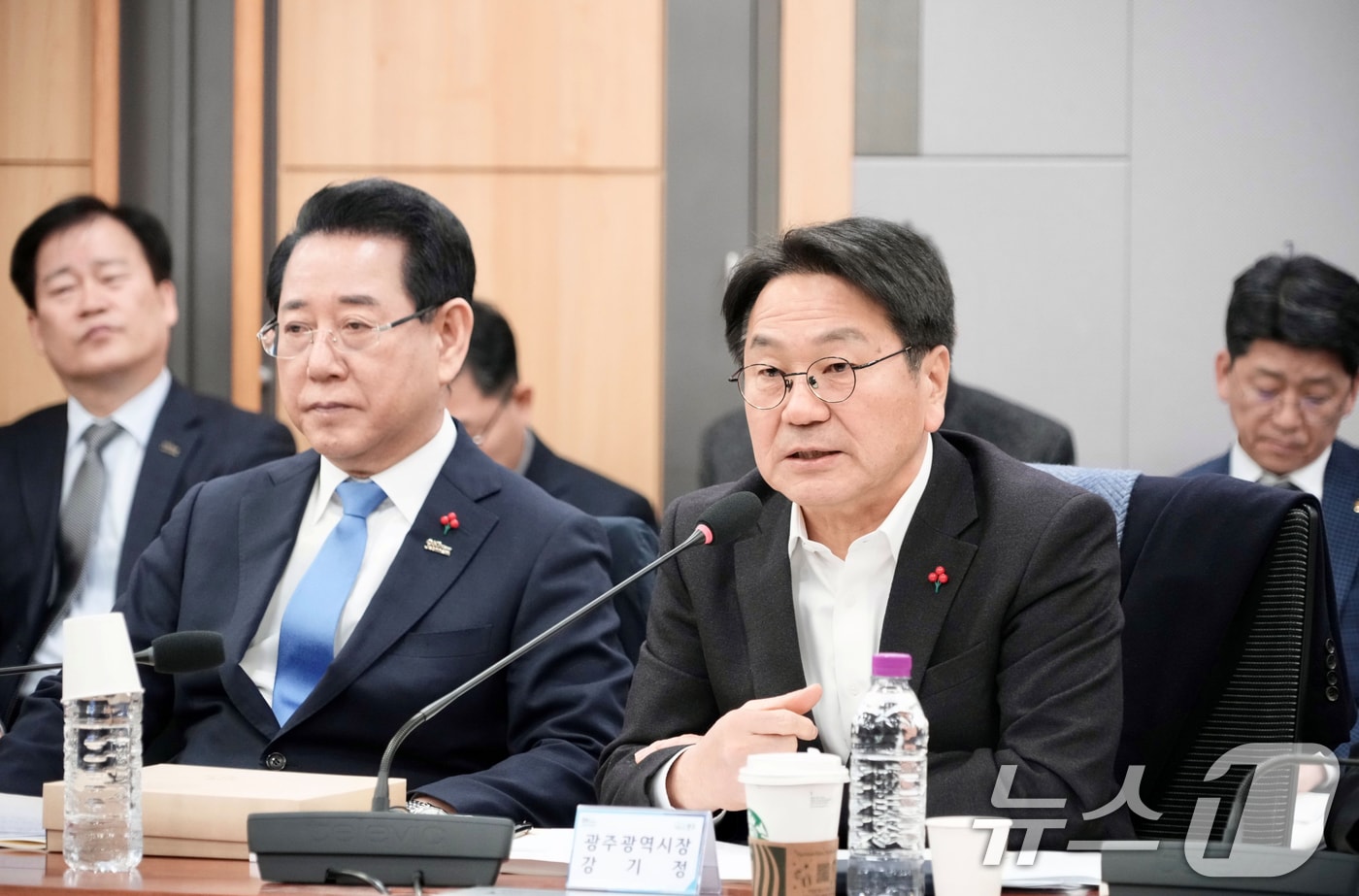 강기정 광주광역시장과 김영록 전남지사가 21일 오전 국회의원회관 제2세미나실에서 '광주전남 통합 특별법 검토 시도지사-국회의원 2차 조찬 간담회'에 참석해 법률안의 핵심 특례 사항과 입법 전략 등을 논의하고 있다. (광주광역시 제공. 재판매 및 DB 금지) 2026.1.21/뉴스1 