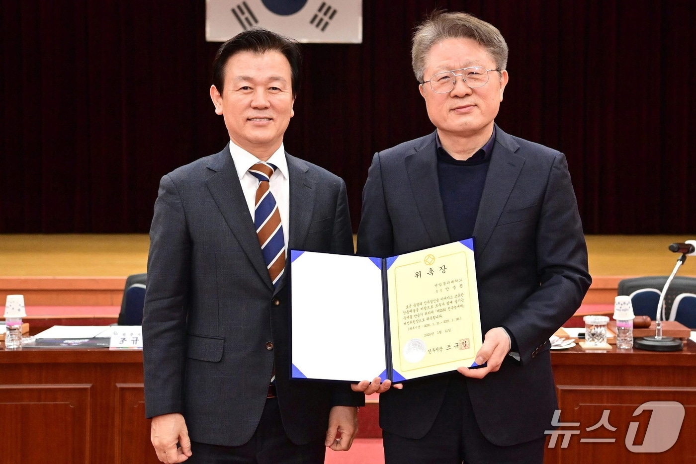 안승권 진주연암공대 총장(오른쪽)이 21일 조규일 진주시장으로부터 진주논개제 제전위원장 위촉장을 받고 있다(진주시 제공. 재판매 및 DB금지).