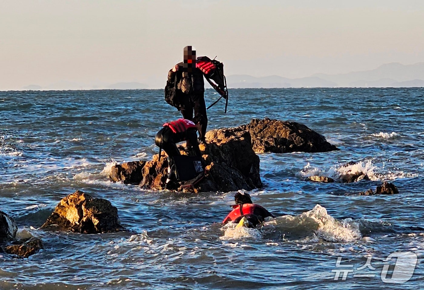 안산파출소 구조팀이 대부소방과 공조하여 고립자를 구조하고 있다.(평택해경 제공)<a href="https://mail.news1.kr/new_mailnara_web/index.php/maildownload/decode_file_download/Advert/17689579317863/3" target="_self"></a>