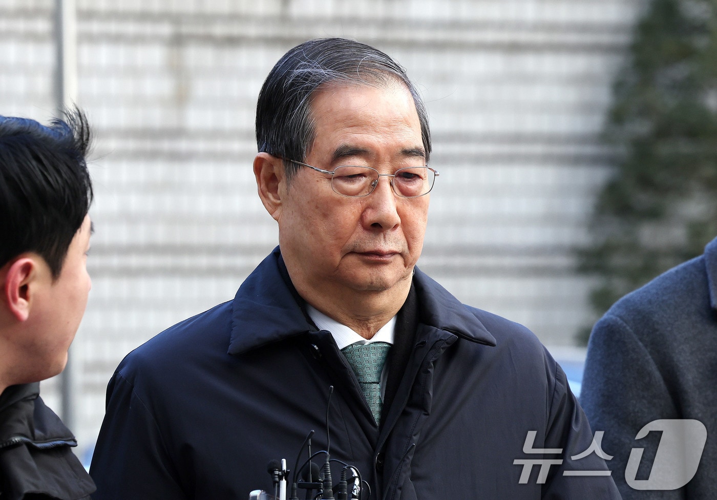 한덕수 전 국무총리가 21일 오후 서울 서초구 서울중앙지법에서 열린 내란 우두머리 방조, 내란 중요임무 종사 혐의 사건 1심 선고공판에 출석하고 있다. 2026.1.21/뉴스1 ⓒ News1 박지혜 기자