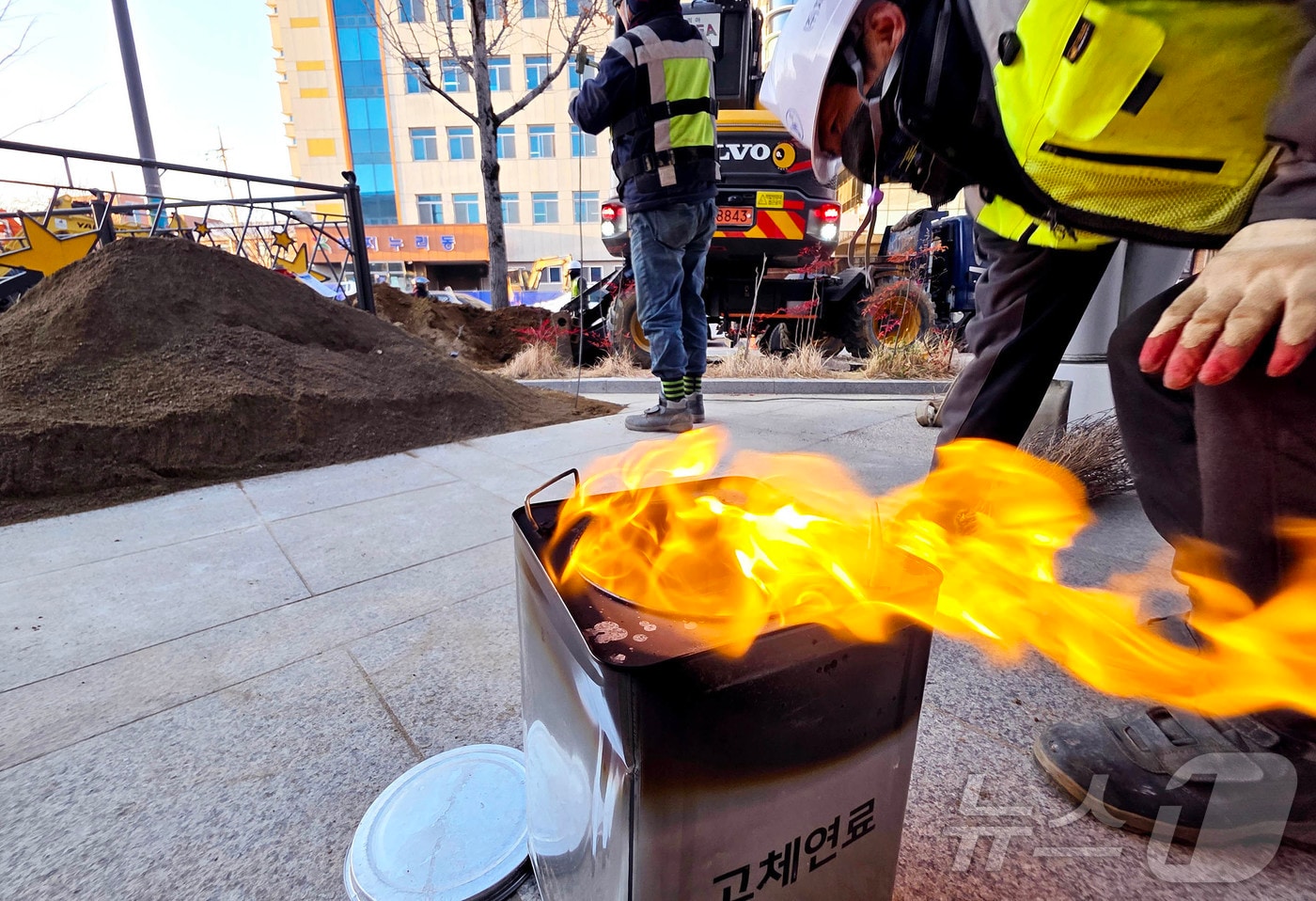 강한 바람을 동반한 한파가 이어지고 있는 21일 광주 북구청 신관 소방 공사 현장에서 근로자들이 미니 화로에서 몸을 녹이고 있다. (광주 북구 제공. 재판매 및 DB 금지) 2026.1.21/뉴스1 ⓒ News1 박지현 기자