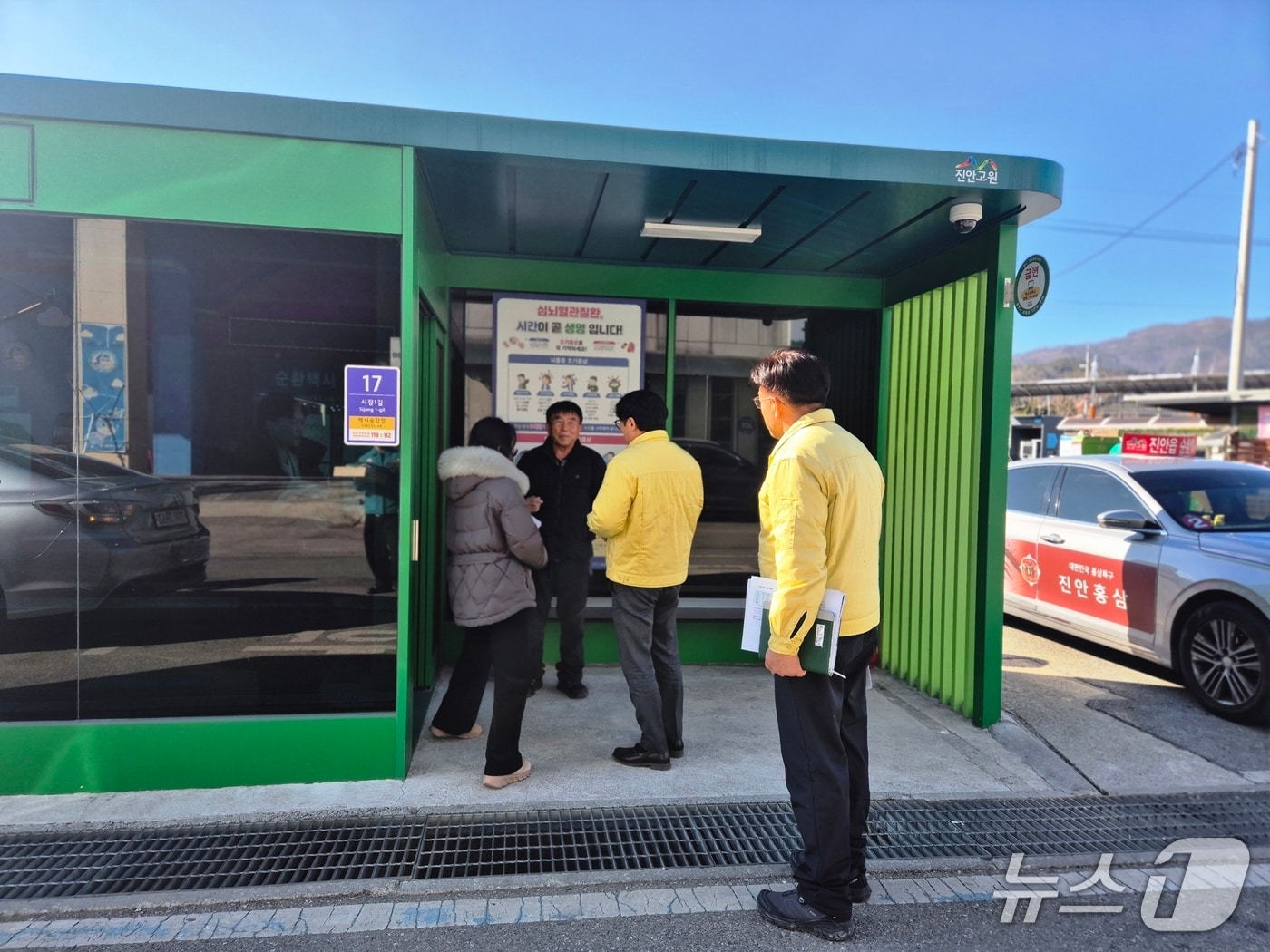 21일 이경영 전북 진안부군수가 스마트 승강장을 방문해 운영 상황을 점검하고 있다.(진안군제공. 재판매 및 DB금지)2026.1.21/뉴스1