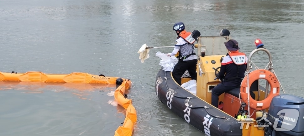 완도해경이 선저폐수 사고 발생 후 유흡착재 등을 통해 방제작업하고 있다.(완도해경 제공. 재판매 및 DB 금지)