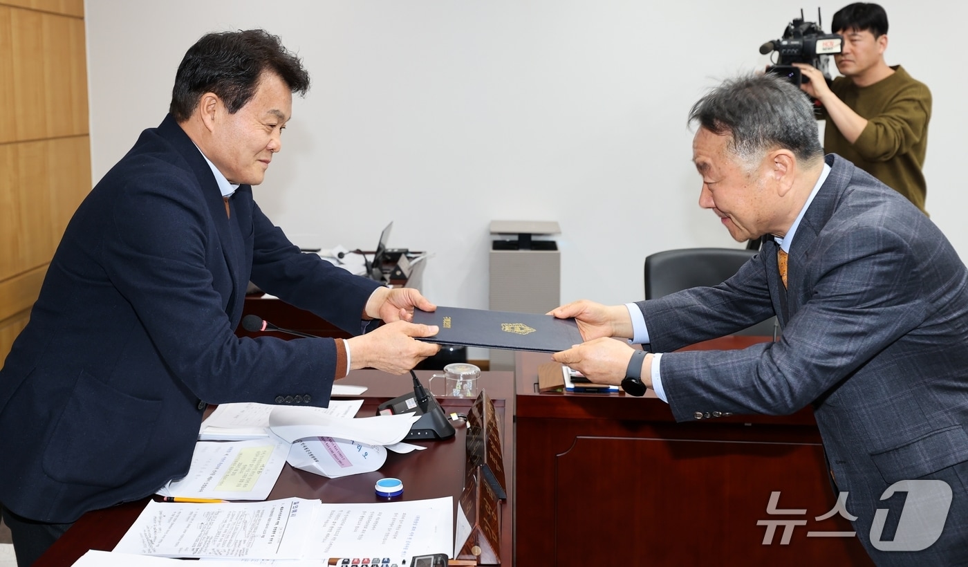 김영태 구미시의회 인사청문위원장이 지난 20일 이한석 구미문화재단 대표에게 인사청문회 '적합' 판정을 내린뒤 인사를 하고 있다. (구미시의회 제공. 재판매 및 DB금지)/뉴스1