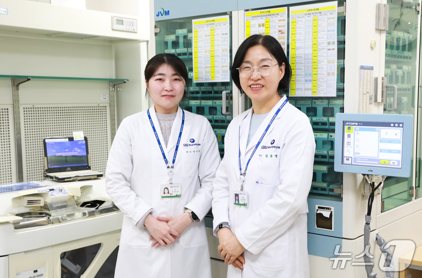 제3회 국가공인 전문약사 자격시험에 최종합격한 충남대학교병원 이지현(왼쪽)·김은영 약사(충남대병원 제공) /뉴스1