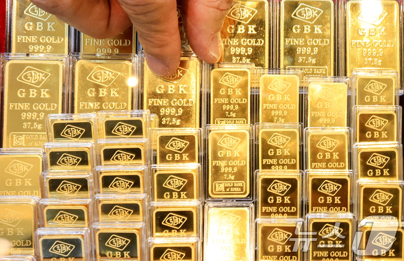 도널드 트럼프 미국 대통령이 그린란드 확보를 위해 유럽 국가들에 대한 추가 관세 부과를 시사하자 금과 은 가격이 사상 최고 수준으로 치솟은 21일 서울 종로구 한 금은방에서 직원이 골드바를 정리하고 있다. 2026.1.21/뉴스1 ⓒ News1 이호윤 기자