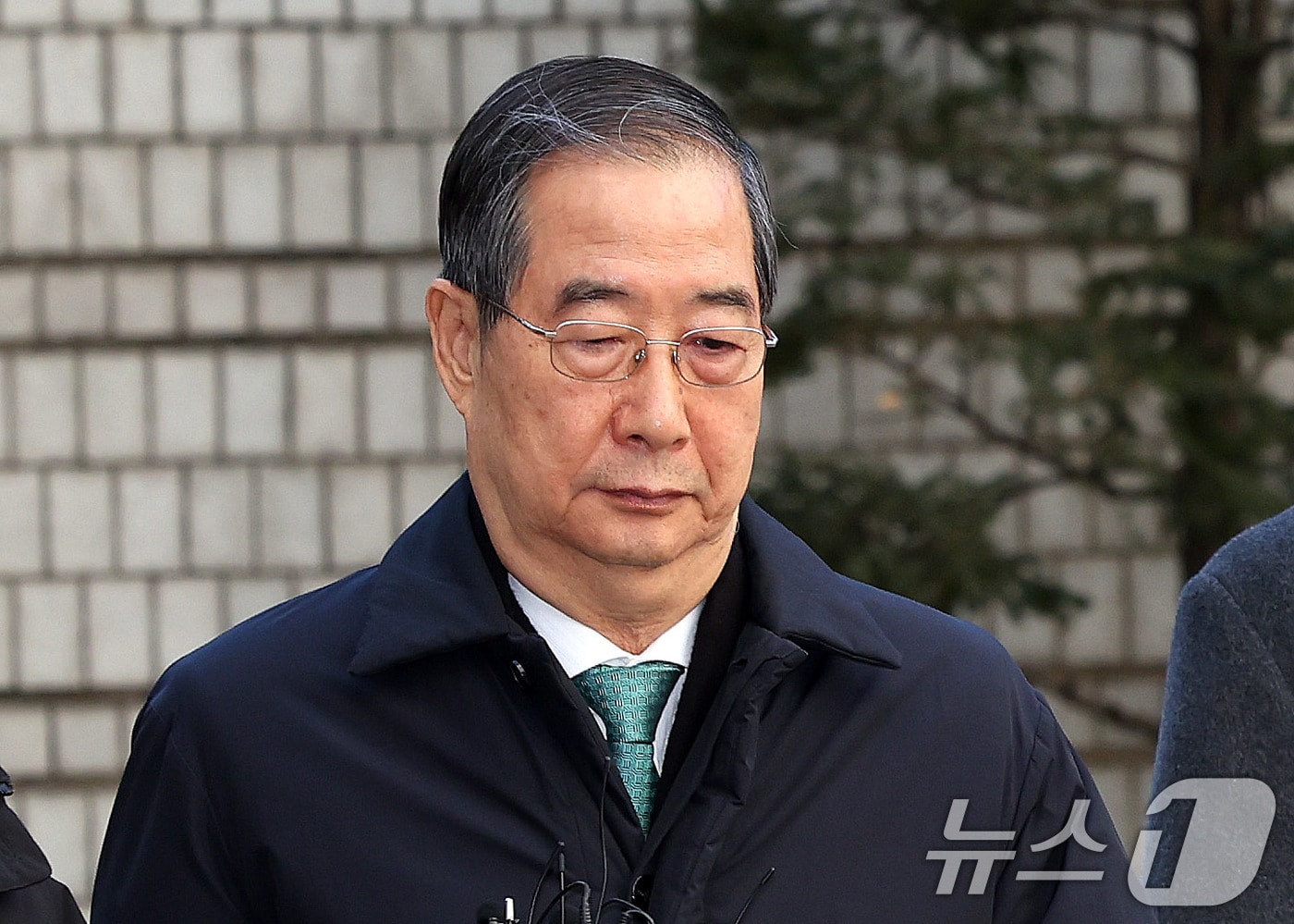 한덕수 전 국무총리가 21일 오후 서울 서초구 서울중앙지법에서 열린 내란 우두머리 방조, 내란 중요임무 종사 혐의 사건 1심 선고공판에 출석하고 있다. 이날 내란 중요임무 종사 혐의로 기소된 한 전 총리는 1심에서 징역 23년을 선고받고 법정구속됐다. 2026.1.21/뉴스1 ⓒ News1 박지혜 기자