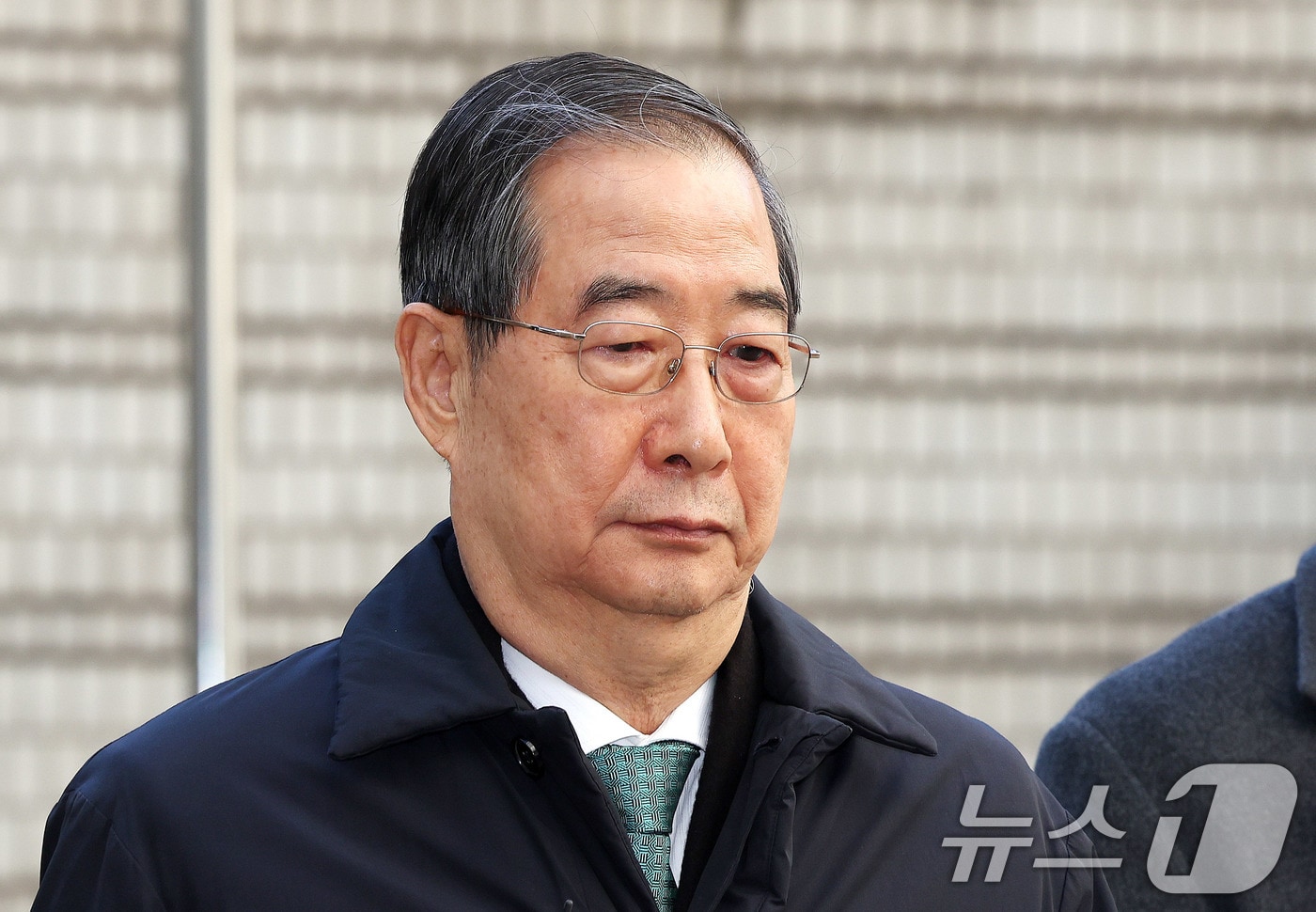 한덕수 전 국무총리가 21일 오후 서울 서초구 서울중앙지법에서 열린 내란 우두머리 방조, 내란 중요임무 종사 혐의 사건 1심 선고공판에 출석하고 있다. 이날 내란 중요임무 종사 혐의로 기소된 한 전 총리는 1심에서 징역 23년을 선고받고 법정구속됐다. 2026.1.21 ⓒ 뉴스1 박지혜 기자