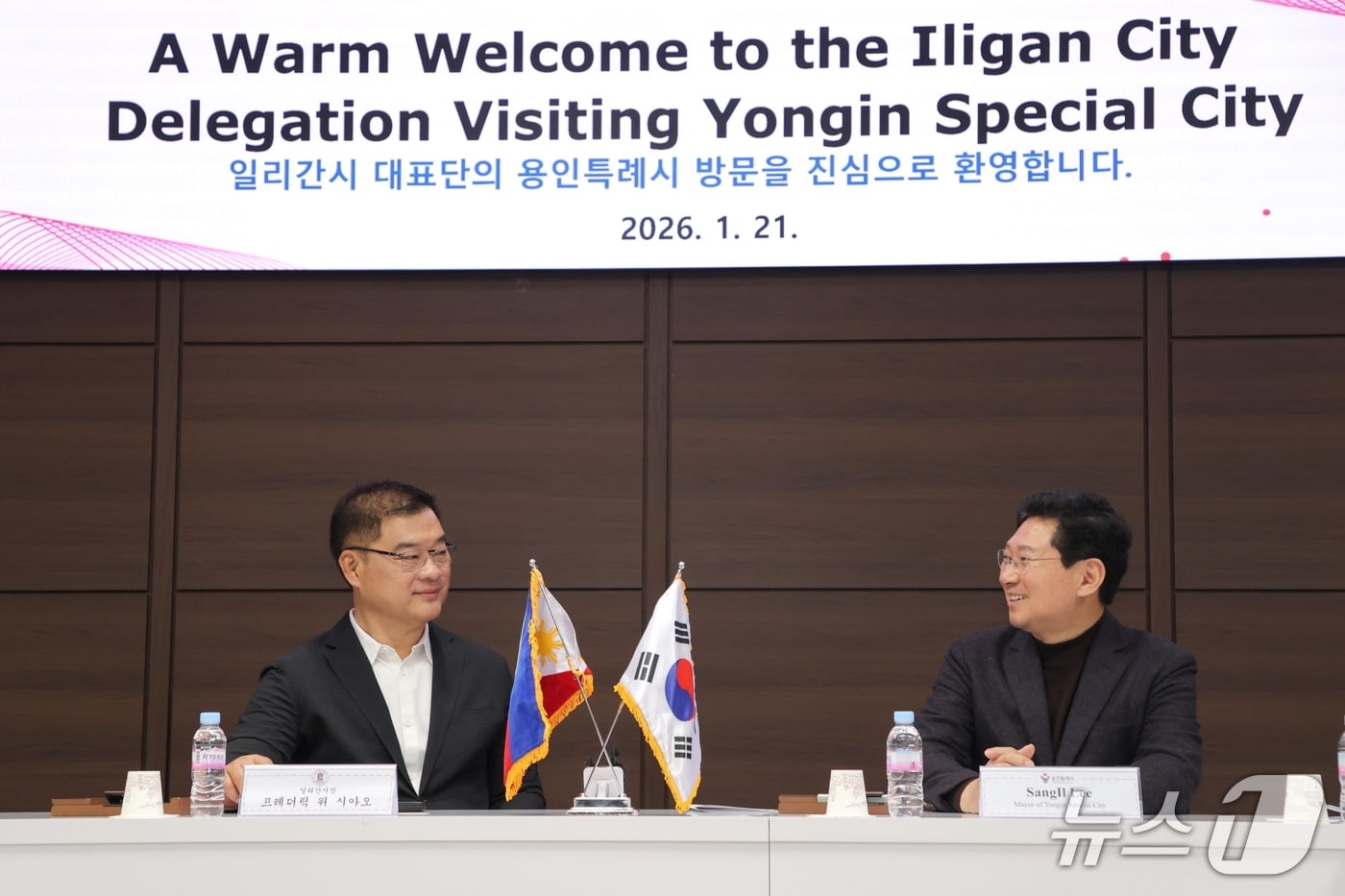 이상일 시장(오른쪽)이 21일 시청 접견실에서 프레데릭 위 시아오 필리핀 일리간 시장과 간담회를 하고 있다.(용인시 제공)