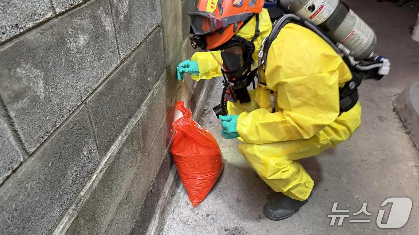 21일 오후 제주시 용담1동에서 발생한 황산 누출사고 현장.(제주도소방안전본부 제공. 재판매 및 DB 금지)