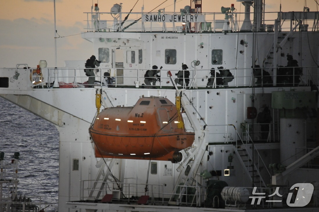 2011년 아덴만 여명작전 당시 현장.(해군작전사령부 제공. 재판매 및 DB 금지)