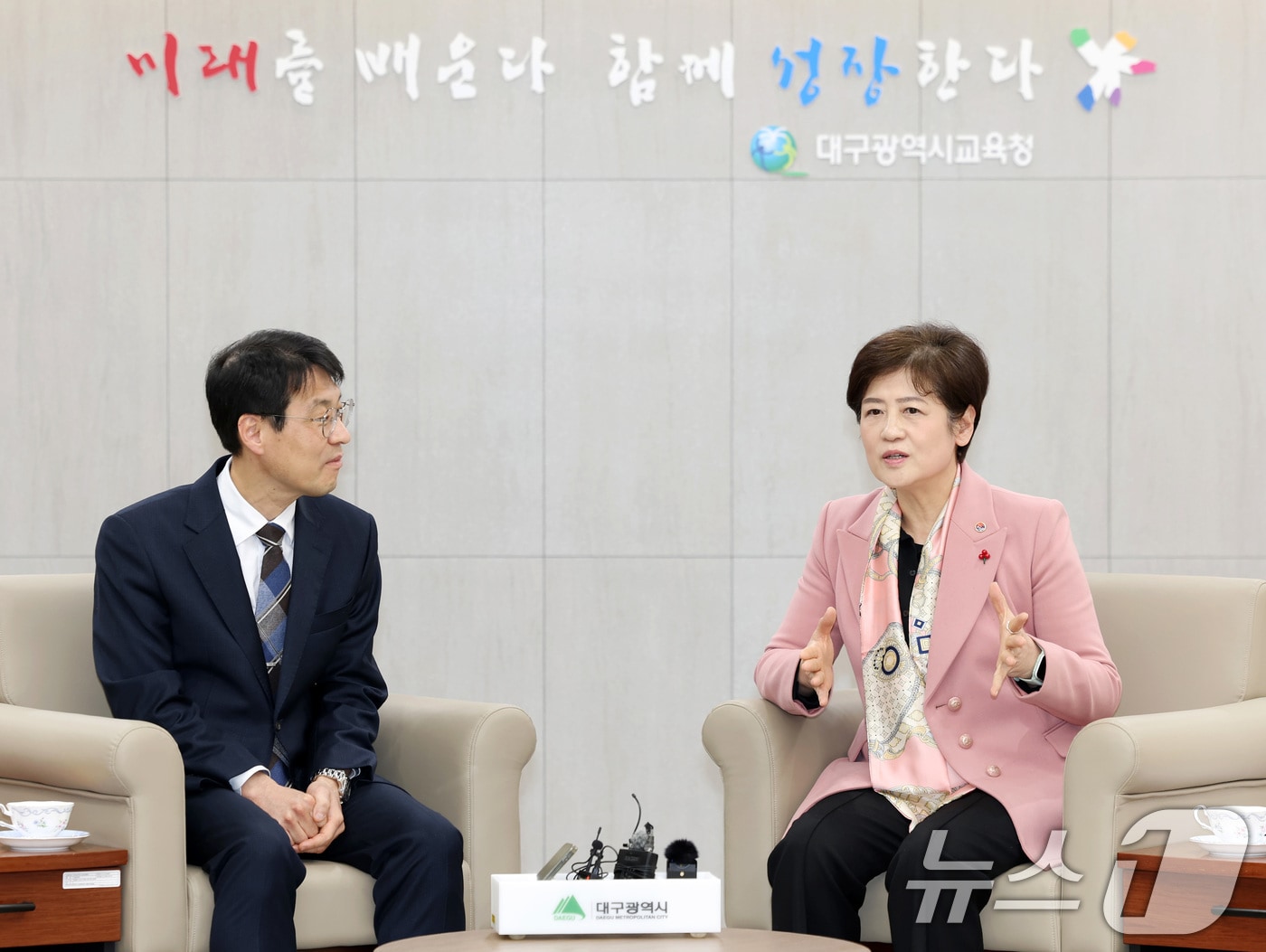 강은희 대구교육감(오른쪽)이 21일 오후 대구 수성구 대구교육청에서 김정기 대구시장 권한대행 행정부시장과 만나 대구경북 행정통합에 대해 논의하고 있다. (대구교육청 제공. 재판매 및 DB 금지) 2026.1.21/뉴스1 ⓒ News1 공정식 기자