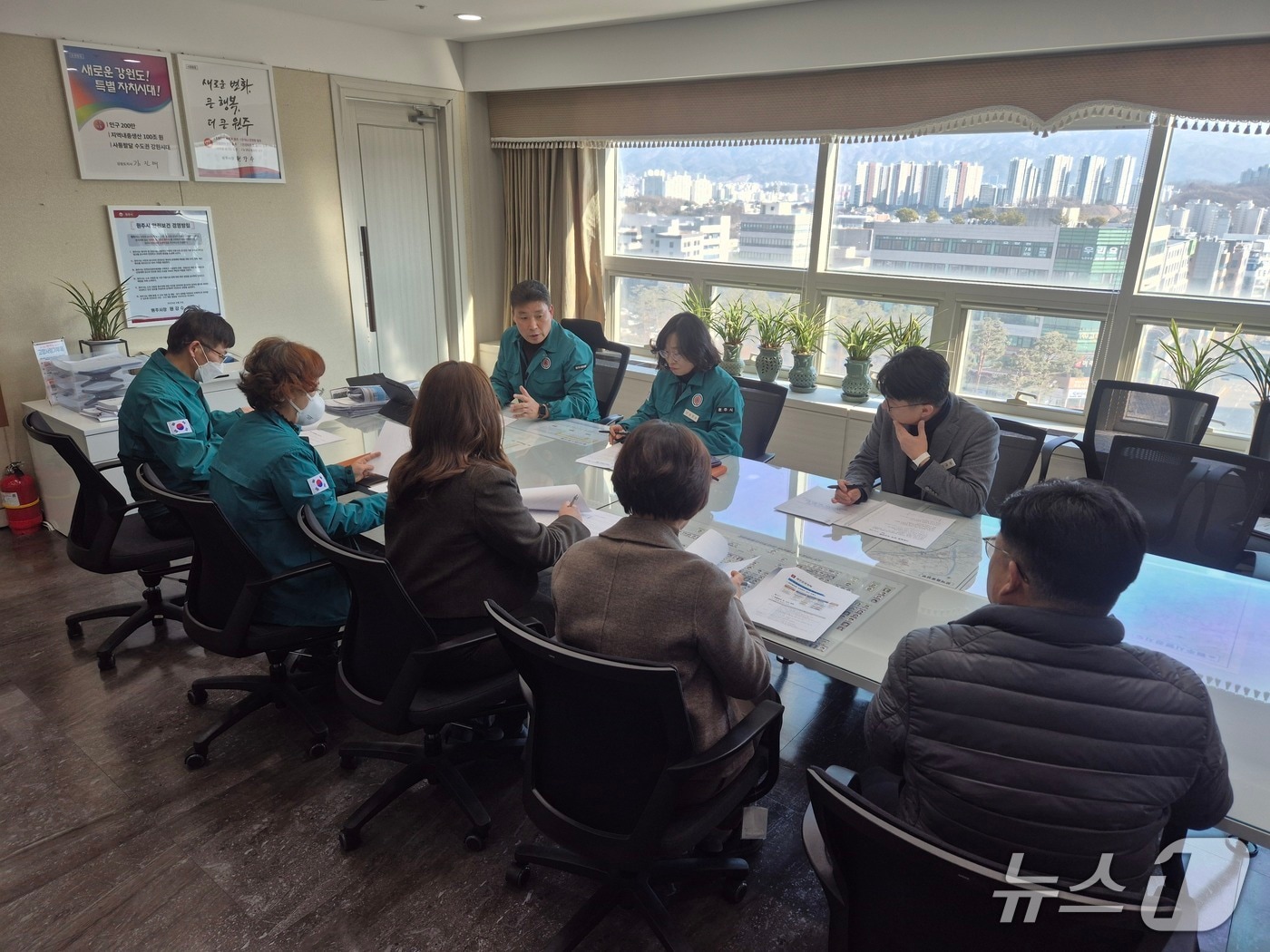 강원 원주시 호저면 원주천 인근에서 발견된 야생조류 폐사체에서 고병원성 조류인플루엔자(AI) 바이러스가 검출된 가운데, 원주시가 21일 김문기 부시장 주재로 상황판단회의를 열고 있다. (원주시 제공. 재판매 및 DB금지) 2026.1.21/뉴스1