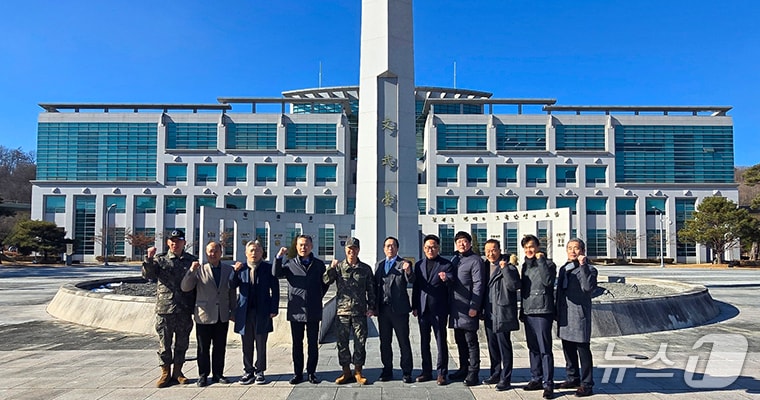 박정진 특임부총장을 비롯한 경남대 관계자들이 21일 육군학생군사학교에서 학교 관계자들과 기념사진을 촬영하고 있다.(경남대 제공. 재판매 및 DB금지)