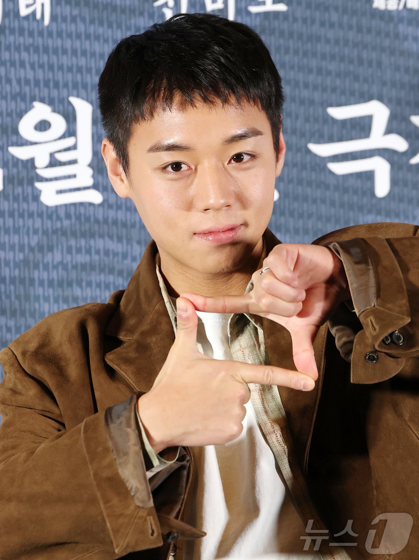 배우 박지훈이 21일 오후 서울 강남구 코엑스 메가박스점에서 열린 영화 ‘왕과 사는 남자’ 기자간담회에서 포즈를 취하고 있다. '왕과 사는 남자'는 1457년 청령포, 마을의 부흥을 위해 유배지를 자처한 촌장과 왕위에서 쫓겨나 유배된 어린 선왕의 이야기로, 내달 4일 개봉한다. 2026.1.21 ⓒ 뉴스1 김진환 기자