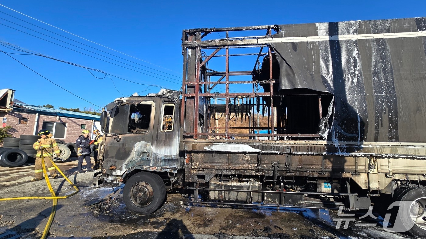 21일 울산 북구 중산동에서 트럭 화재가 발생했다.(울산소방 제공. 재판매 및 DB금지)/뉴스1