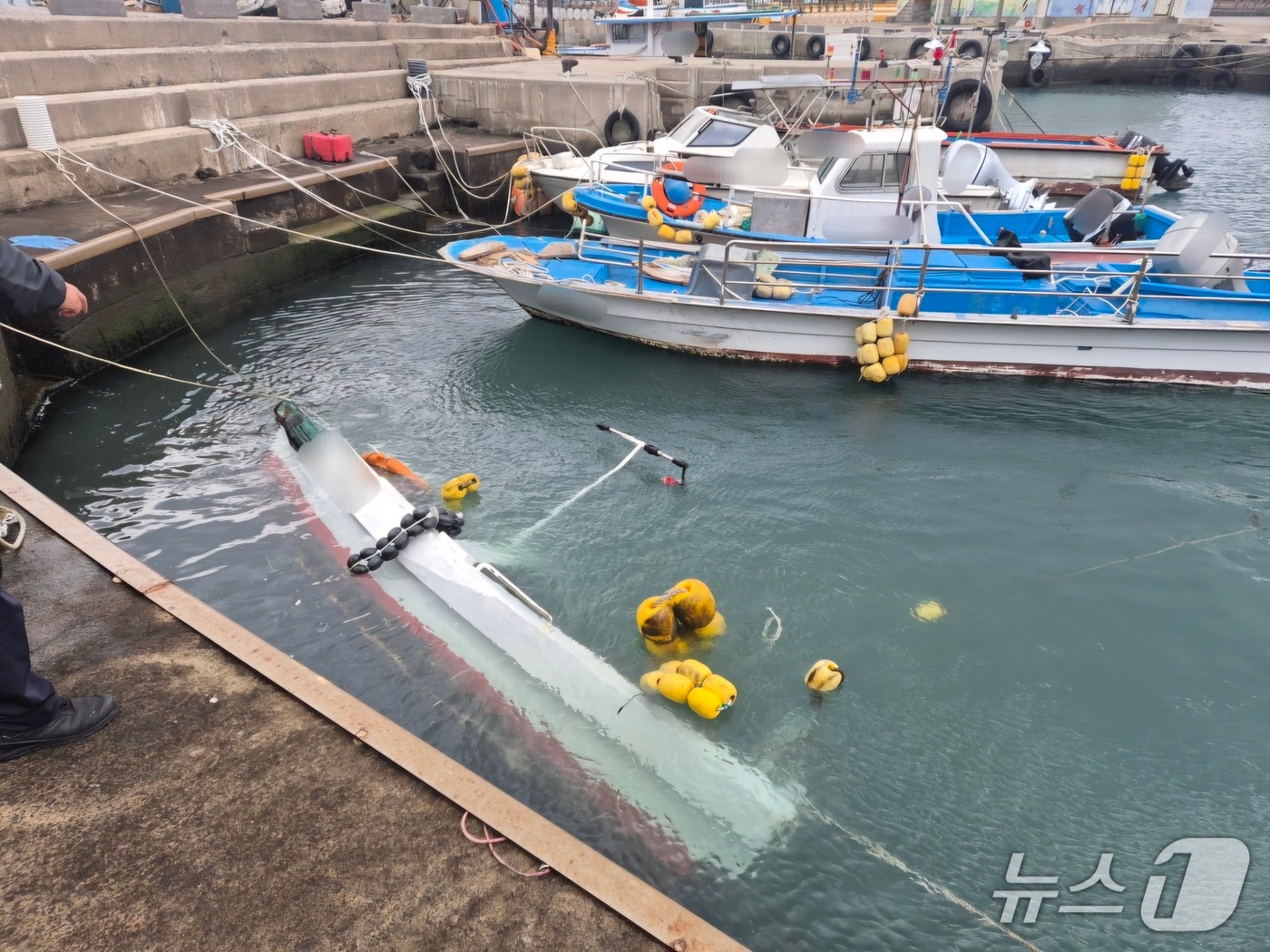 침수된 레저보트.(제주해경서 제공. 재판매 및 DB 금지)/뉴스1 