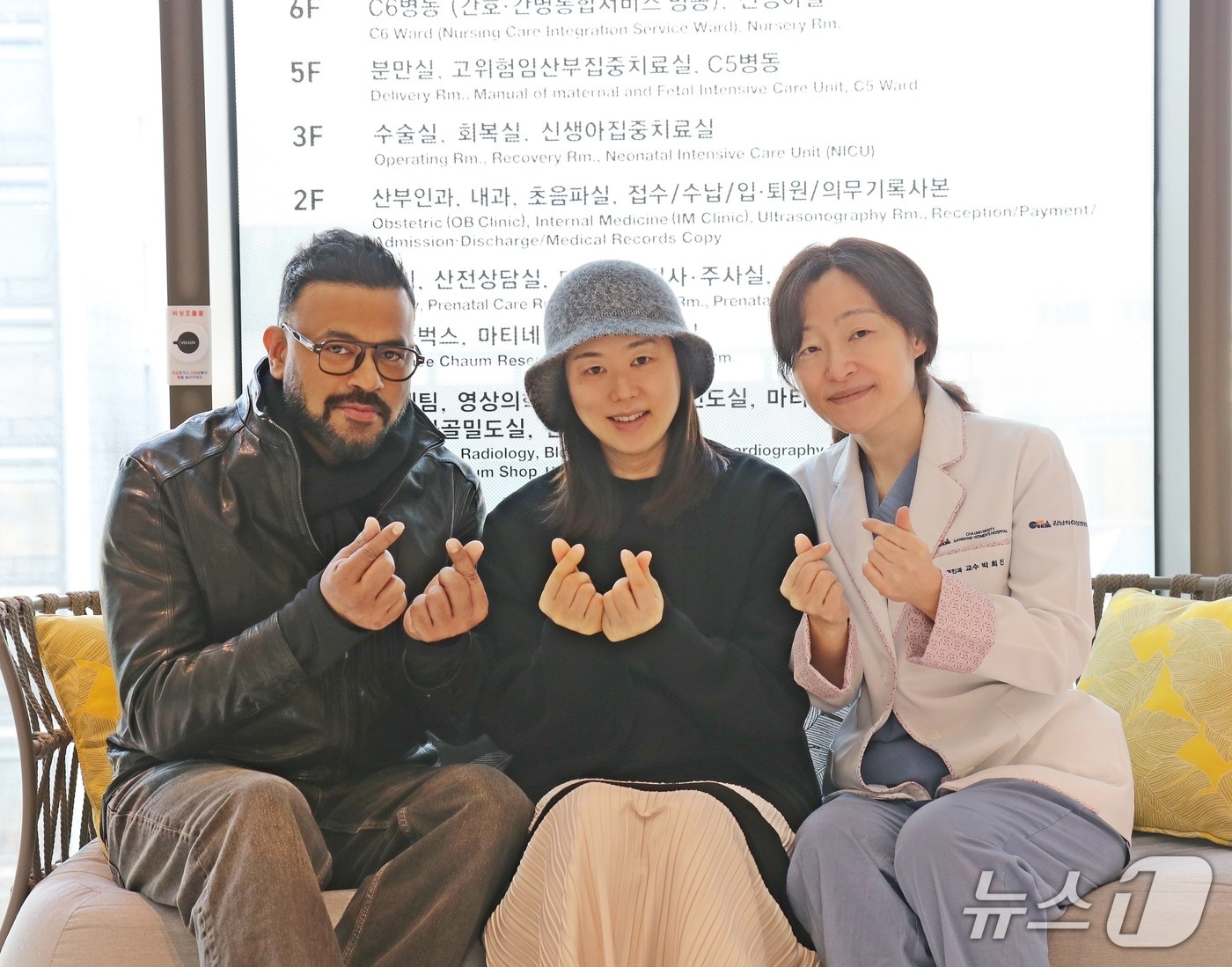 럭키 부부 (왼쪽)와 주치의 박희진 강남차여성병원 교수(강남차여성병원 제공)