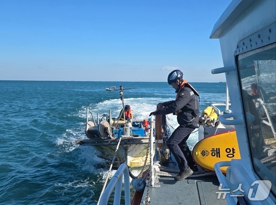 21일 오후 1시 38분경 울산 울주군 나사항 인근 해상에서 어선 A호(1.64t)의 선미 일부가 침수돼 해경이 구조하고 있다.(울산해경 제공. 재판매 및 DB금지)/뉴스1
