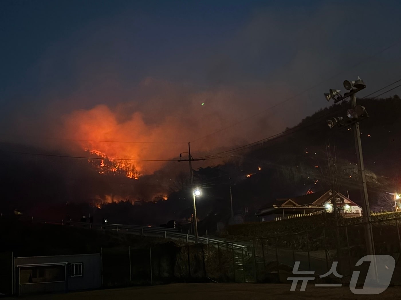 21일 오후 3시 2분쯤 광양 옥곡면 백운산 자락서 불이 나 소방당국이 대응 2단계를 발령하고 화재를 진화하고 있다. 2026.1.21/뉴스1 ⓒ News1 김성준 기자