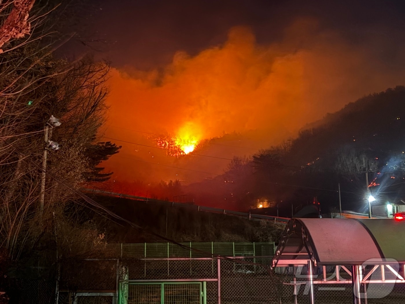 21일 오후 전남 광양 옥곡면 백운산 자락서 불이 나 소방당국이 대응 2단계를 발령하고 화재를 진화하고 있다. 2026.1.21/뉴스1 ⓒ News1 김성준 기자