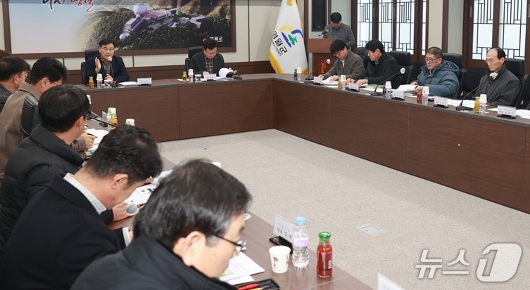 강원 영월군이 지난 20일 군청에서 지역 13개 설계용역 업체 관계자들과 '영월사랑 실천운동 설계용역 업체 간담회'를 가졌다. (영월군 제공. 재판매 및 DB금지) 2026.1.21/뉴스1