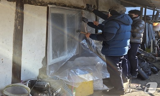 강원 영월교도소 직원들이 21일 영월 2곳의 다문화가정집에서 주거정비 봉사활동을 했다. (영월교도소 제공. 재판매 및 DB금지) 2026.1.21/뉴스1