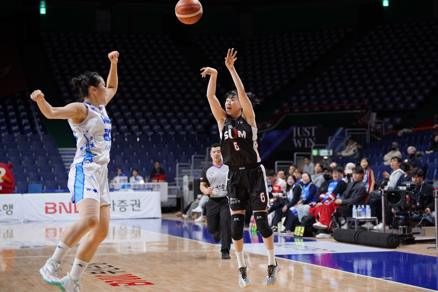 여자농구 BNK 이소희가 21일 우리은행과 경기에서 슛을 쏘고 있다.(WKBL 제공)