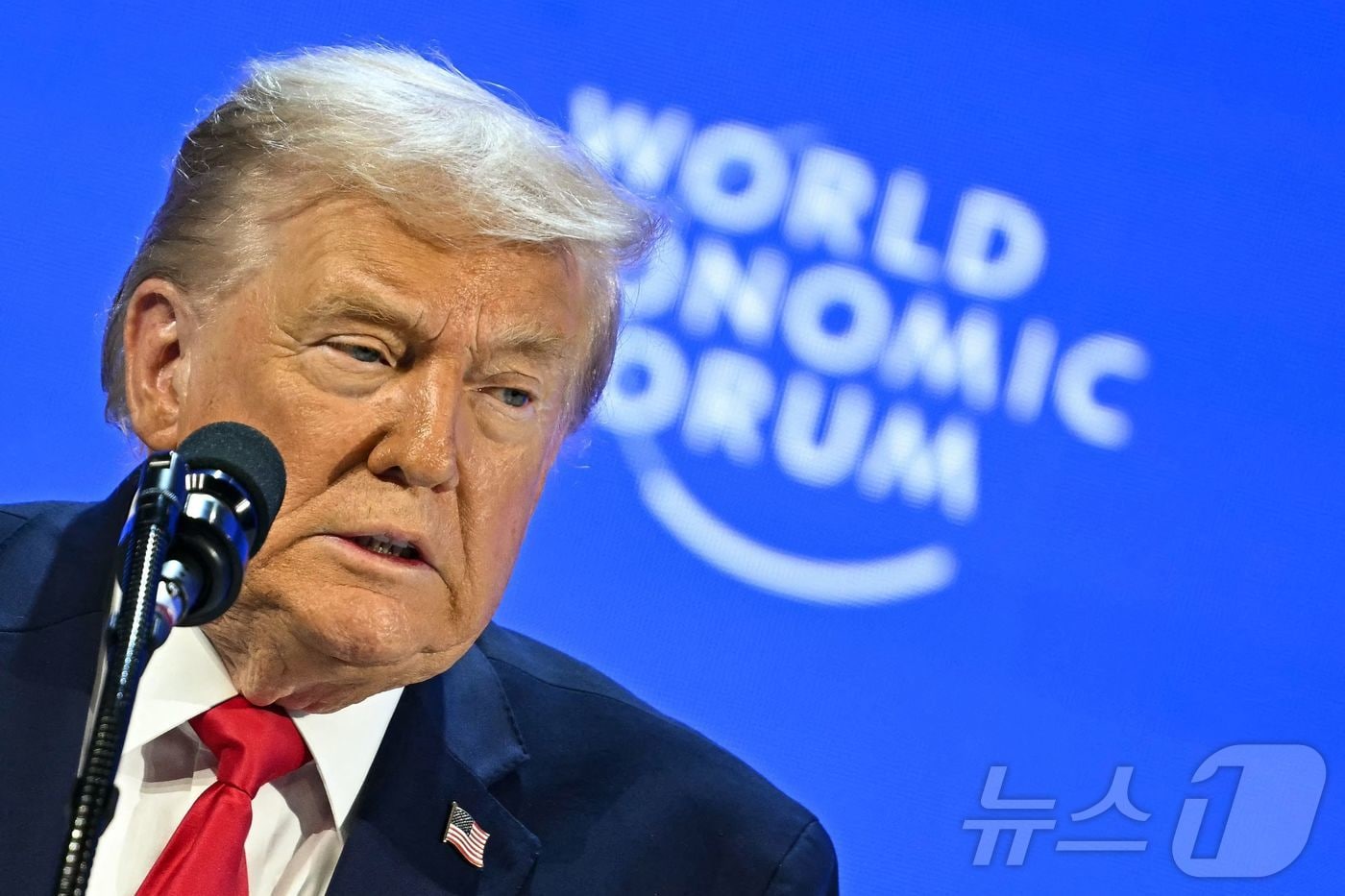 도널드 트럼프 미국 대통령이 21일(현지시간) 스위스 다보스에서 열린 세계경제포럼(WEF)에서 연설하고 있다. ⓒ AFP=뉴스1 ⓒ News1 황기선 기자