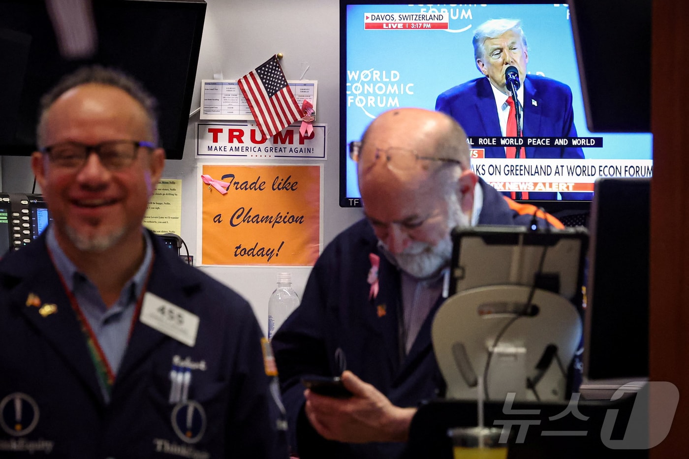 활짝 웃고 있는 미증시 트레이더들. ⓒ 로이터=뉴스1