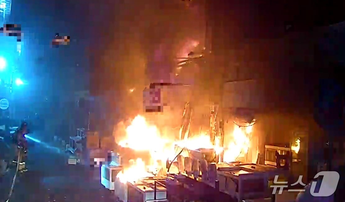 22일 오전 5시14분쯤 경북 포항시 남구 구룡포읍의 한 시장 상가에서 불이나 화염이 치솟고 있다. 이 불로 점포 3곳이 타고 70대 여성 1명이 연기를 마셔 이송됐다.(경북소방본부 제공. 재판매 및 DB 금지)2026.1.22/뉴스1