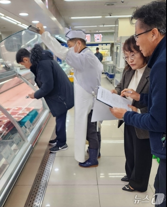 농협중앙회 대구검사국 직원이 하나로마트 식품매장을 점검하고 있다.(대구농협 제공, 재판매 및 DB 금지)